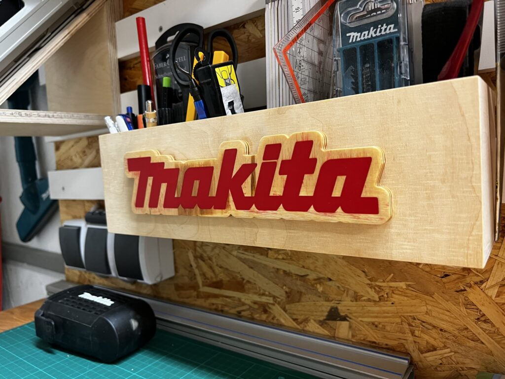 Makita Logo gefräst und mit Epoxidharz ausgefüllt